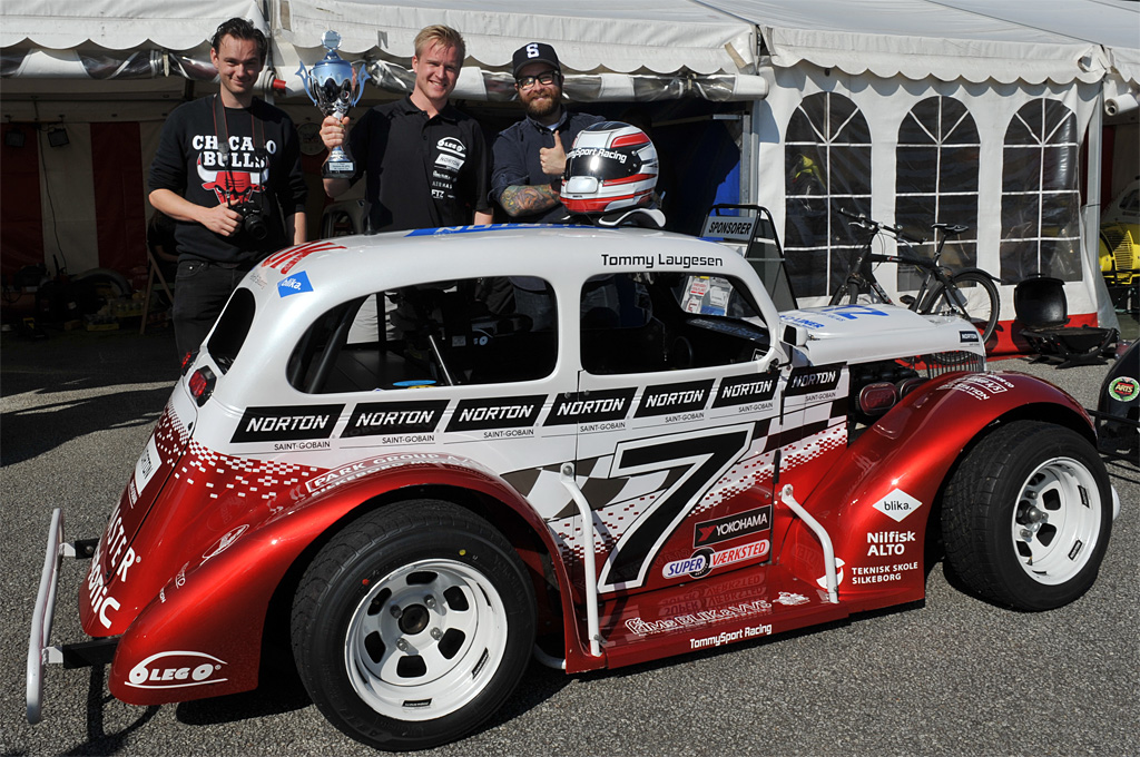 Tommy Laugsen (i midten) kunne for andet år i træk løfte pokalen som beviset for, at hans OK Mobil 1 Legend Car er Danmarks flotteste. Dommerne Daniel Kowal og Christian Troels stod bag udvælgelsen